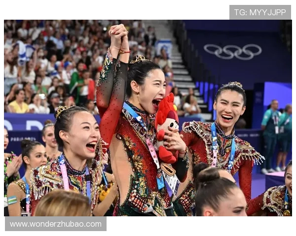 曾凡博与狄龙赛前激情致辞引发现场球迷热烈欢呼气氛高涨